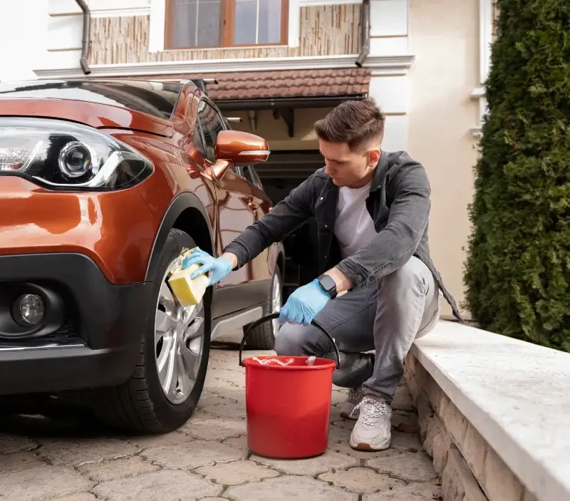 Lavage auto à domicile Vron : professionnel intervenant sur un véhicule